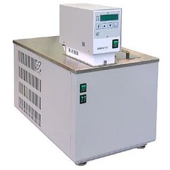 Низькотемпературний рідинний термостат КРІО-ВТ-01 (-30…+100 °С) кріостат циркуляційний загальнолабораторного застосування, забезпечений циркуляційним насосом, що дозволяє термостатувати зовнішні об'єкти, габаритні розміри 385х700х590 мм, розміри робочої з