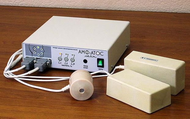 Апарат "АМО-АТОС" з приставкою "АМБЛІО-1" для магнітотерапії та фотостимуляції.